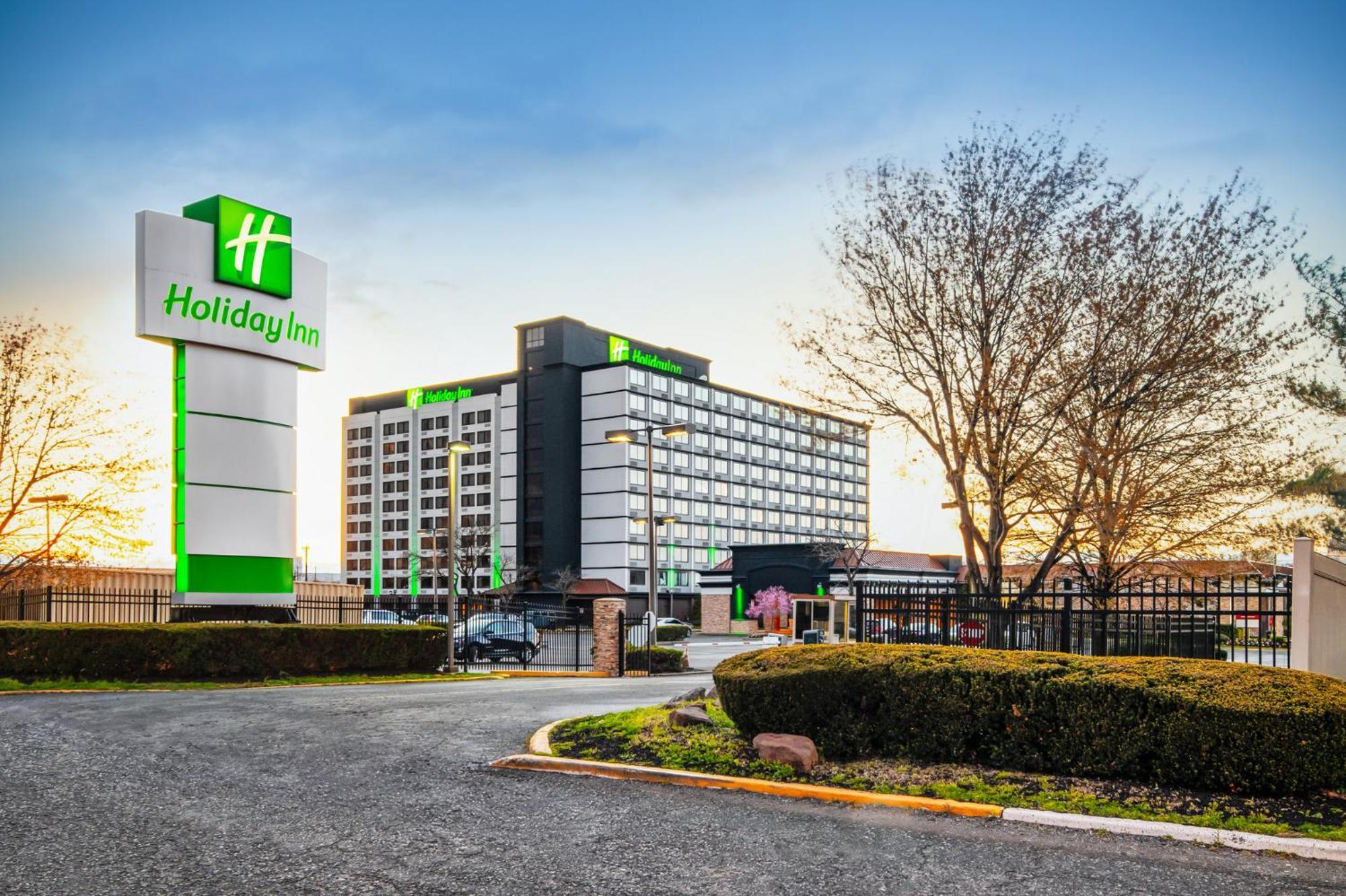 Holiday Inn Newark International Airport Exterior photo